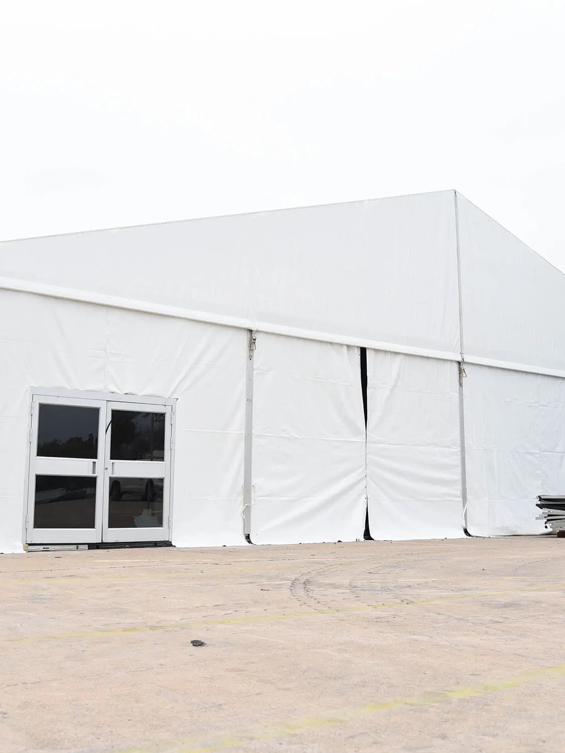 Large tent with double glass door 